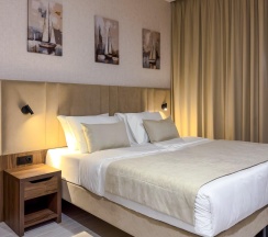 Комната улучшенная с 1 односпальной и 1 двуспальной кроватью в Дворец Солнца