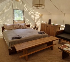 Двухместный Глэмпинг Эко с видом на озеро двуспальная кровать в Глэмпинг на озере Сиг