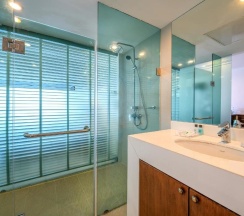 Двухместный номер Deluxe с видом на бассейн двуспальная кровать в Andaman Beach Suites Hotel