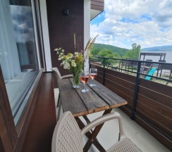 ЛЮКС 2х местный 2 этаж с диваном и лоджией вид на гору ТХАЧ в Вершина