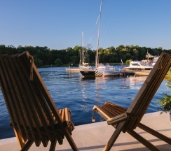 Коттедж с балконом и с красивым видом из окна в Whitemare