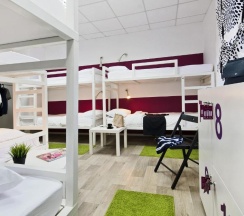 Кровать в 10-местном общем номере в Maxi House
