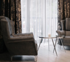 Вилла с балконом и с красивым видом из окна в Residence Village