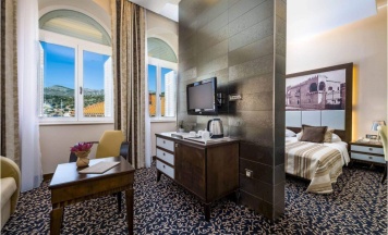Двухместный полулюкс с видом на гавань двуспальная кровать в Hotel Lapad