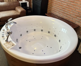 Люкс Аква с джакузи в Guest house Happy family