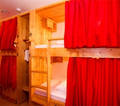 Кровать в восьмиместном номере в Kdhostel