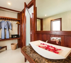 Двухместный номер Standard с видом на бассейн двуспальная кровать в Howard Johnson by Wyndham Phuket Naiyang