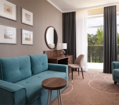 Номер Junior Suite, вид на море - с большой двуспальной кроватью, кресло-кроватью и диван-кроватью в Movenpick Resort&SPA Anapa Miracleon