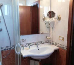 Трёхместный номер Standard с видом на море в Hotel Caravelle & Minicaravelle