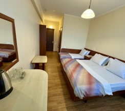 Стандартный трехместный номер в Эдельвейс