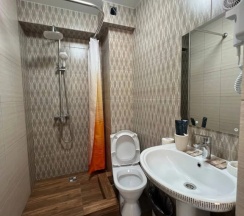 Двухместный номер Standard с балконом и с видом на внутренний двор двуспальная кровать в Шатун