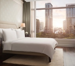 Двухместный люкс c 1 комнатой с видом на парк двуспальная кровать в Oriental Residence Bangkok