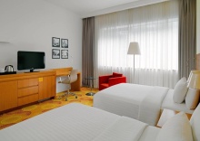 Четырёхместный номер Grand 2 отдельные кровати в Courtyard by Marriott Budapest City Center