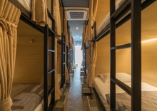 Кровать в общем номере с балконом в Sleep Box Patong - Hostel