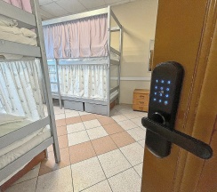 Кровать в мужской 4х местной комнате с электронным замком в Аэроотель