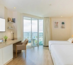 Трёхместный семейный люкс с видом на океан в Pattaya Sea View Hotel