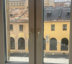 Стандартная комната с 2 односпальными кроватями, с общей ванной комнатой и видом на город в Мир