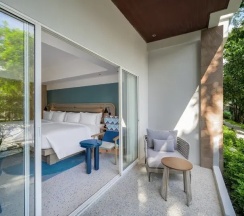Четырёхместный номер Premium Deluxe с видом на бассейн в Centara Karon Resort Phuket