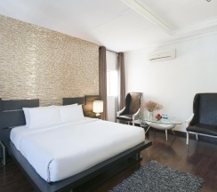 Номер Standard в A&EM - The Petit Hotel