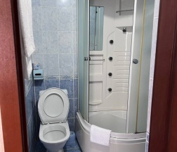 Трёхместный номер Standard с балконом и с красивым видом из окна в Сергей