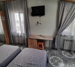 07. Трехместная комната (стандарт). 2 отдельные кровати + кресло в Левладиа.ру