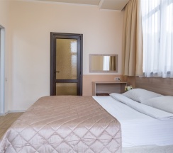 Двухкомнатный люкс с балконом и двумя ванными комнатами в Грант-1 by Viva Hotels Group
