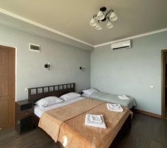 Трёхместный номер Deluxe с балконом и с видом на море в Мини-отель Leon Beach Hotel