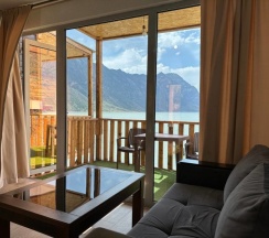 Домик с двухместной кроватью и диваном в Горное озеро