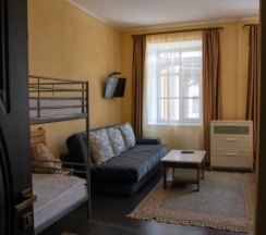 Семейный в Yellow hotel