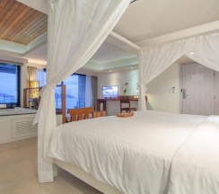 Двухместный люкс с видом на море двуспальная кровать в Отель Zenmaya Oceanfront Phuket, Trademark Collection by Wyndham