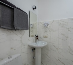 Шестиместный семейный люкс с балконом и с красивым видом из окна в Rodnik village&SPA