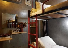 Кровать в общем номере с балконом и с красивым видом из окна в Sleeper Hostel