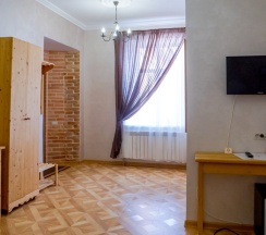 Трёхместная семейная студия с красивым видом из окна в Льгов