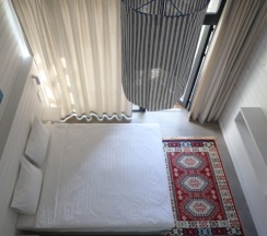 Однокомнатный с двуспальной кроватью и антресолью для сна детей в Blaga house design dacha