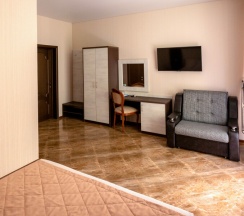 Семейный номер, второй этаж(двуспальная кровать и диван) в Ленивый тюлень