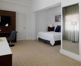 Двухместный номер Corner Executive с балконом и Republic Square View двуспальная кровать в Armenia Marriott Hotel Yerevan