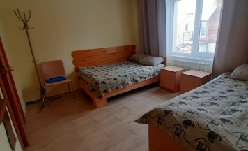 Трехместный номер с двуспальной и односпальной кроватями в Altay Life