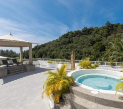 Люкс New с джакузи на крыше с 3 комнатами в Phunawa Resort