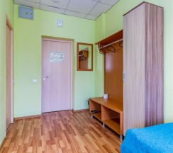 Трехместный номер ЭКОНОМ с тремя односпальными кроватями и собственными удобствами в Большой Урал