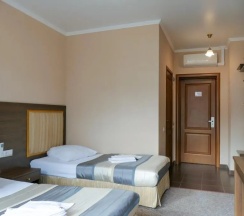 Двухместный номер Стандарт  (корпус А) с балконом и с видом на море двуспальная кровать в Напра