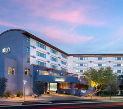 Четырёхместный номер Standard с видом на воду в Aloft Scottsdale