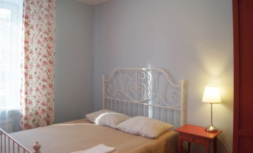 номер бюджетный с двуспальной кроватью в Спи здесь