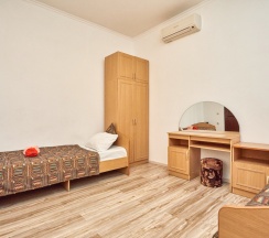 Трёхместный номер Standard с балконом и с красивым видом из окна в Ахимса