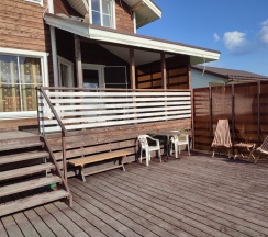 Коттедж с балконом и с красивым видом из окна в Гостевой дом