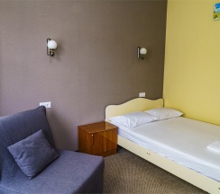 Номер стандарт с 1 односпальной и 1 двуспальной кроватью в Оптима