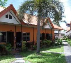 Двухместный номер Standard с видом на сад двуспальная кровать в Baan Kasirin Resort Pattaya Beach