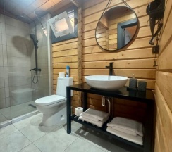 Коттедж с балконом и с красивым видом из окна в Хвоя Cottage House