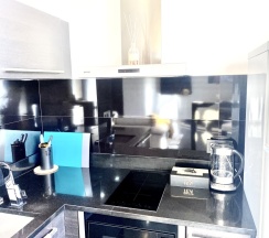 Двухместные апартаменты с 2 комнатами с балконом и с красивым видом из окна двуспальная кровать в Апартаменты InterLoft 6 Old Town Free Parking Wi-Fi 100/50 Smart TV