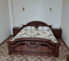 Комната улучшенная с 2 односпальными и 1 двуспальной кроватью в Кристалл