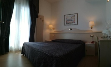 Двухместный номер Standard с балконом и с видом на море двуспальная кровать в Hotel Caravelle & Minicaravelle
